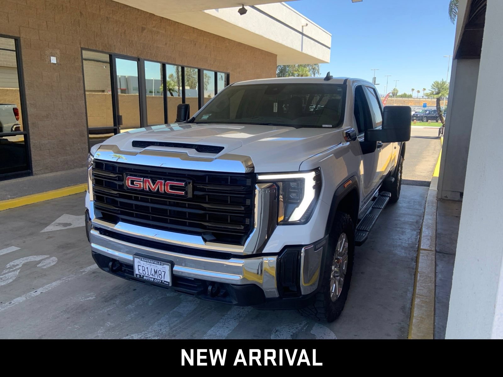 Certified 2025 GMC Sierra 3500 Pro AWD/4WD image 1