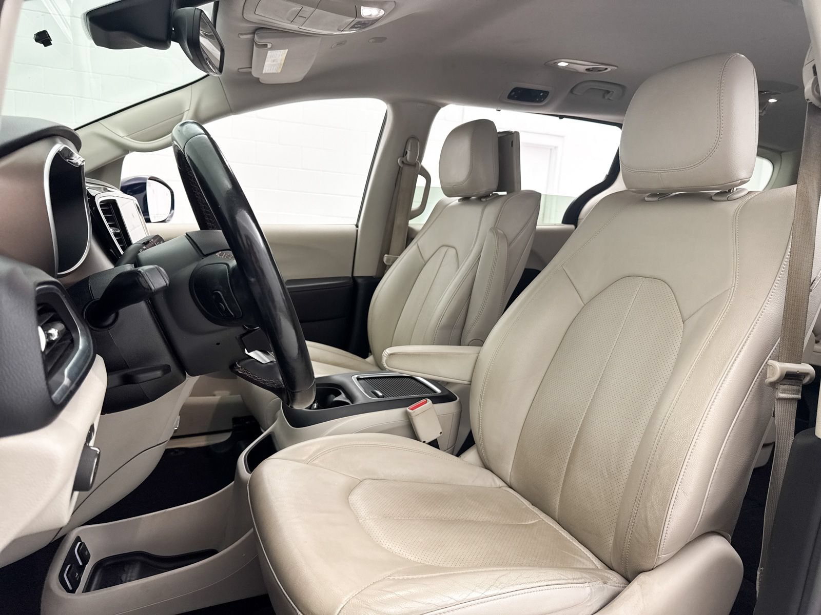 Used 2018 Chrysler Pacifica Touring-L Plus w/ Advanced Safetytec Group FWD image 19