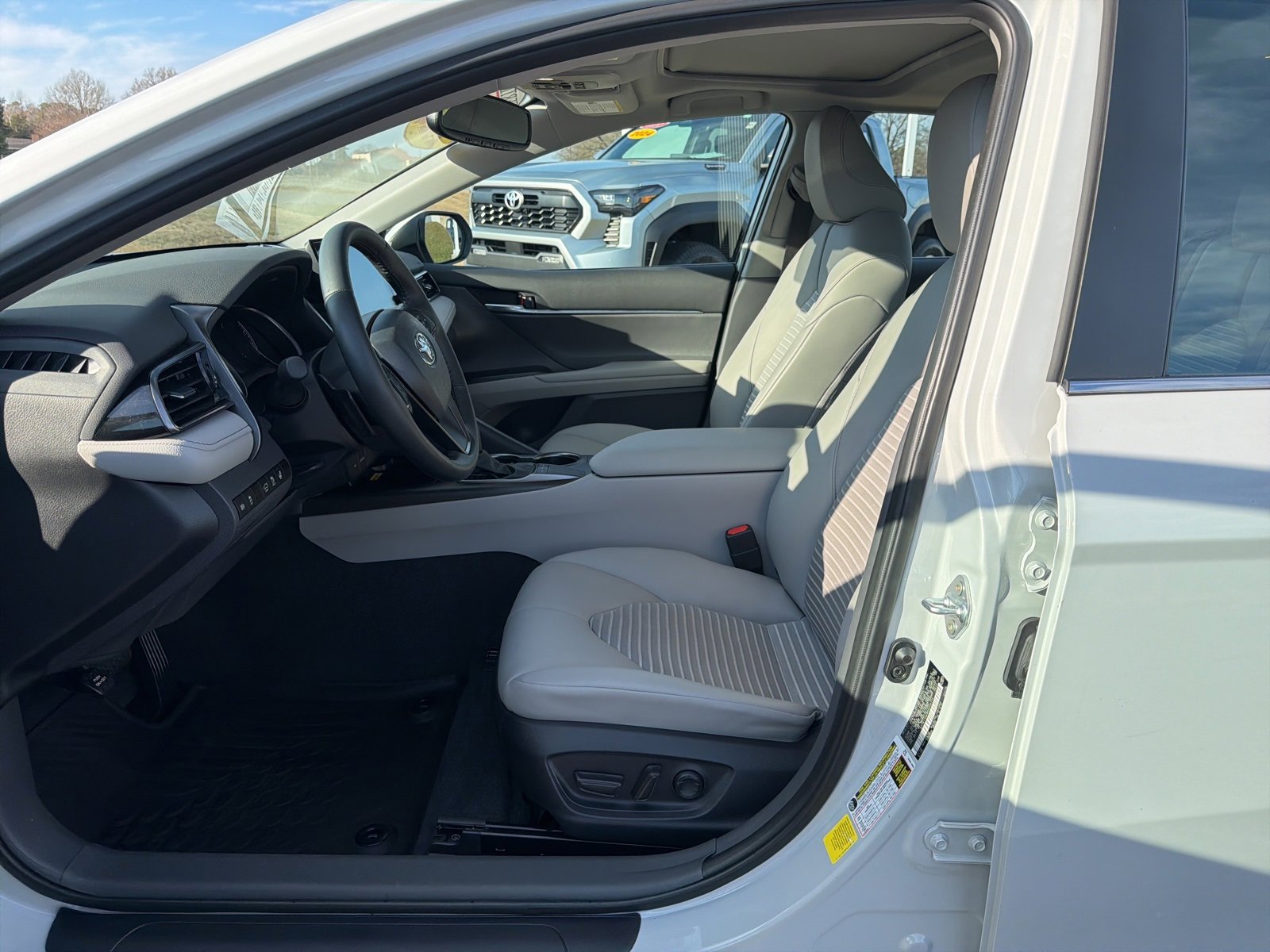 Used 2024 Toyota Camry SE image 6