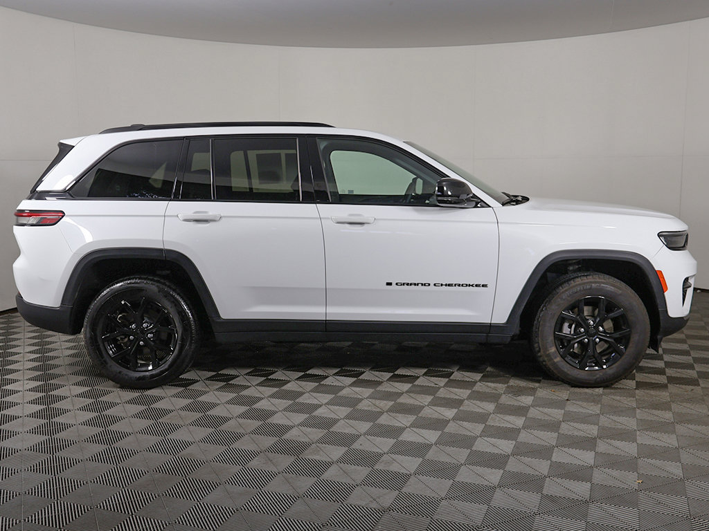 Used 2025 Jeep Grand Cherokee Altitude AWD/4WD image 17