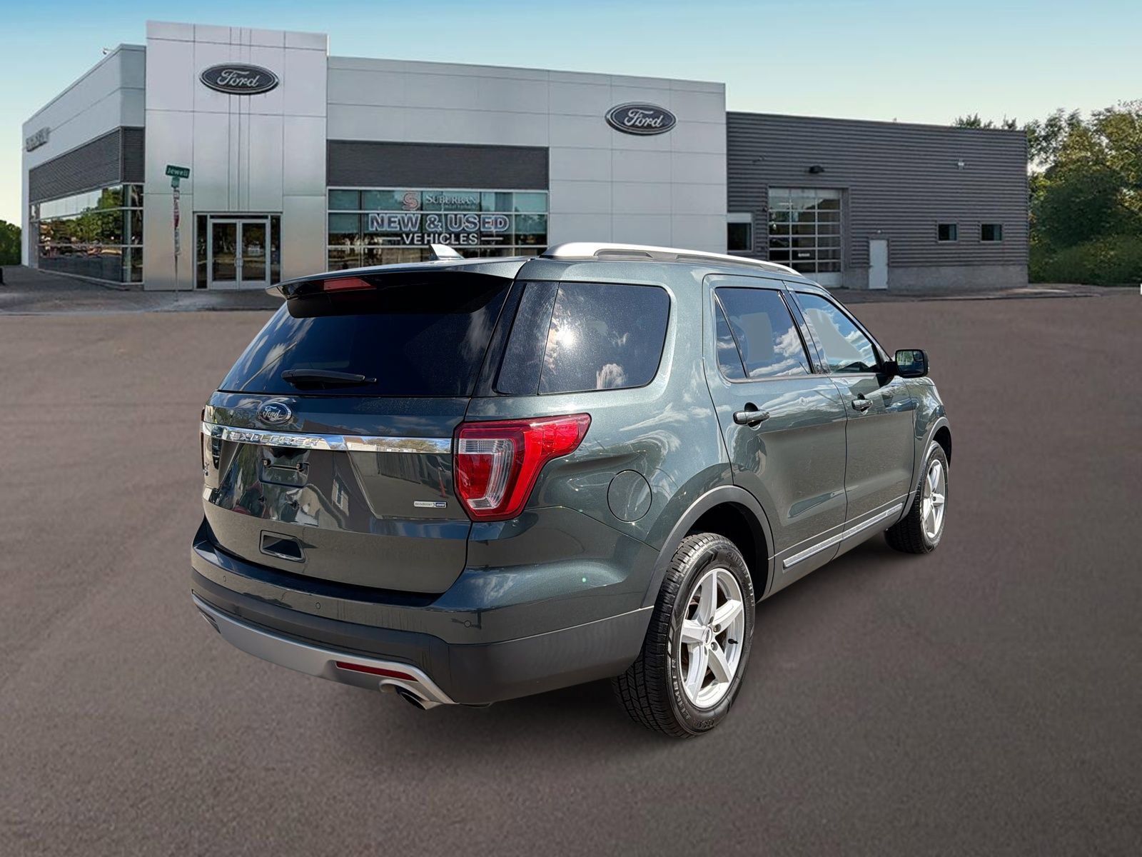 Used 2016 Ford Explorer XLT w/ Equipment Group 202A AWD/4WD image 11