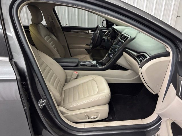 Used 2017 Ford Fusion SE FWD image 28