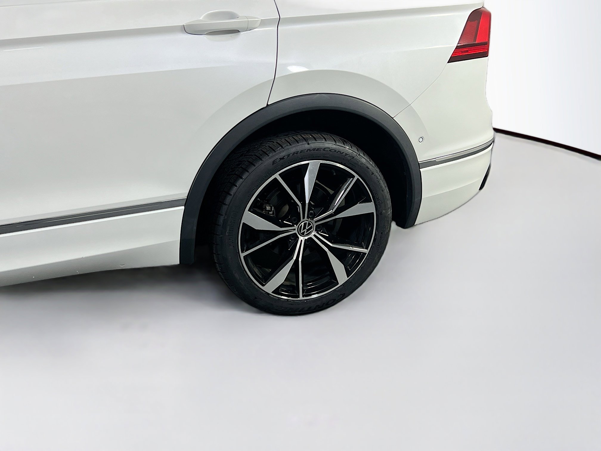 Used 2022 Volkswagen Tiguan SEL R-Line image 31