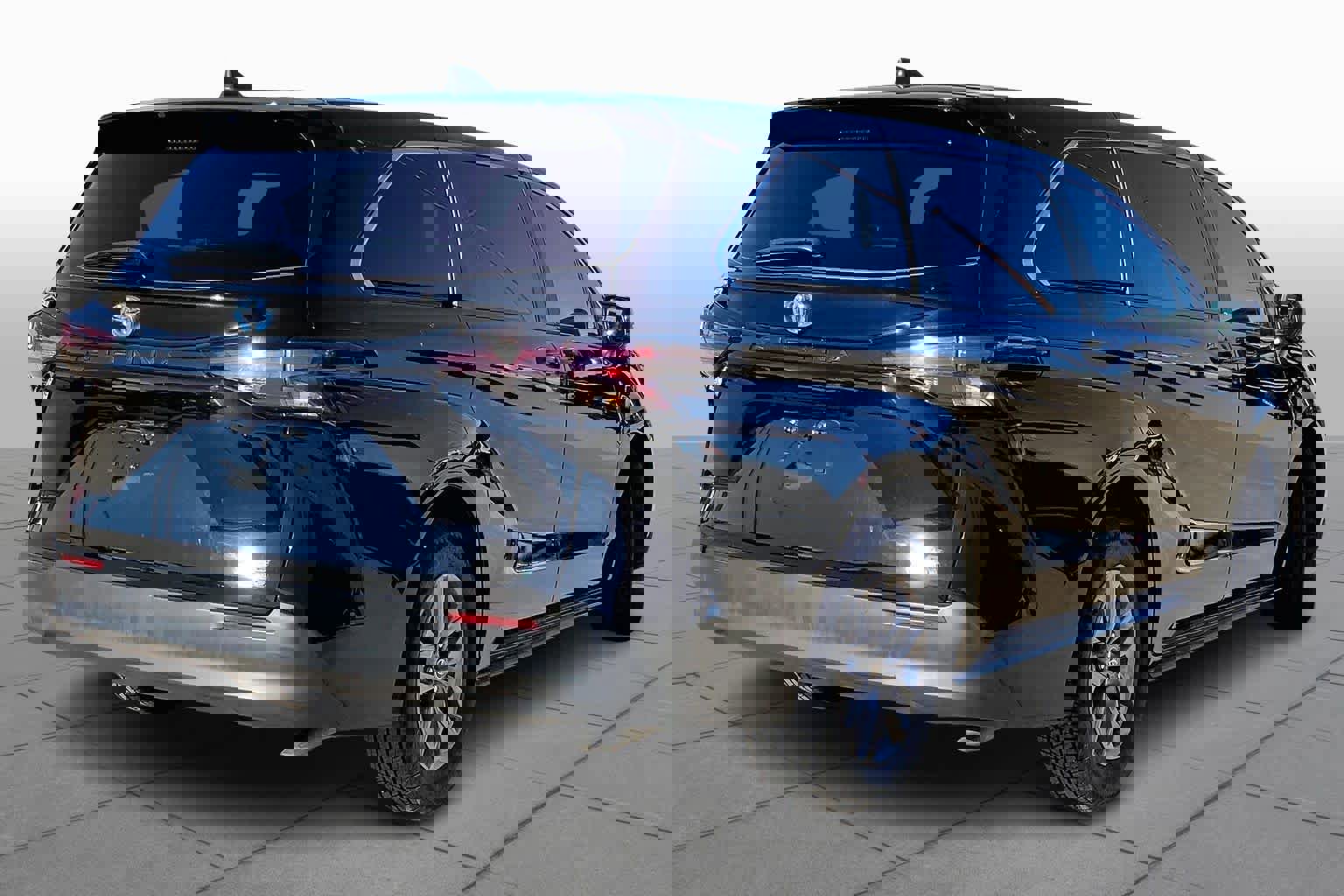 Used 2024 Toyota Sienna LE image 13