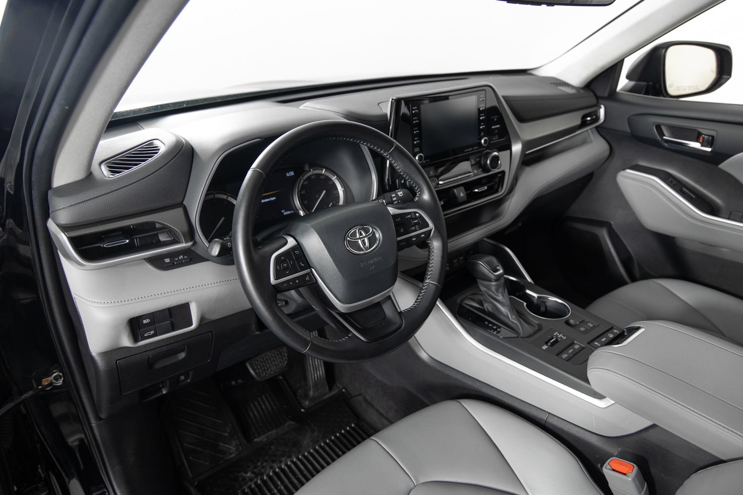 Used 2022 Toyota Highlander XLE AWD/4WD image 13