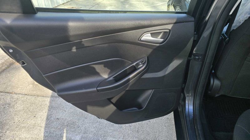 Used 2017 Ford Focus SE w/ Interior Protection Package image 26