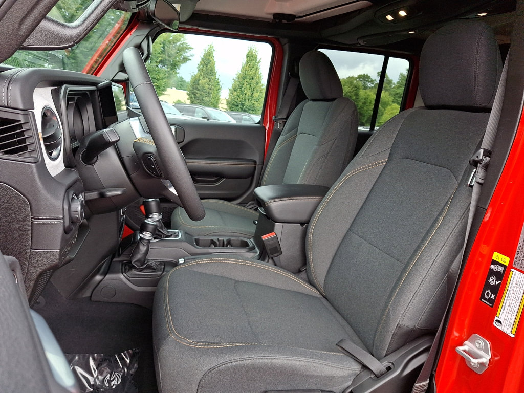 Used 2025 Jeep Wrangler Unlimited Sahara AWD/4WD image 24