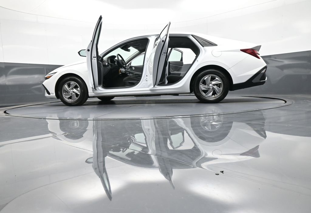 Certified 2025 Hyundai Elantra SE image 48