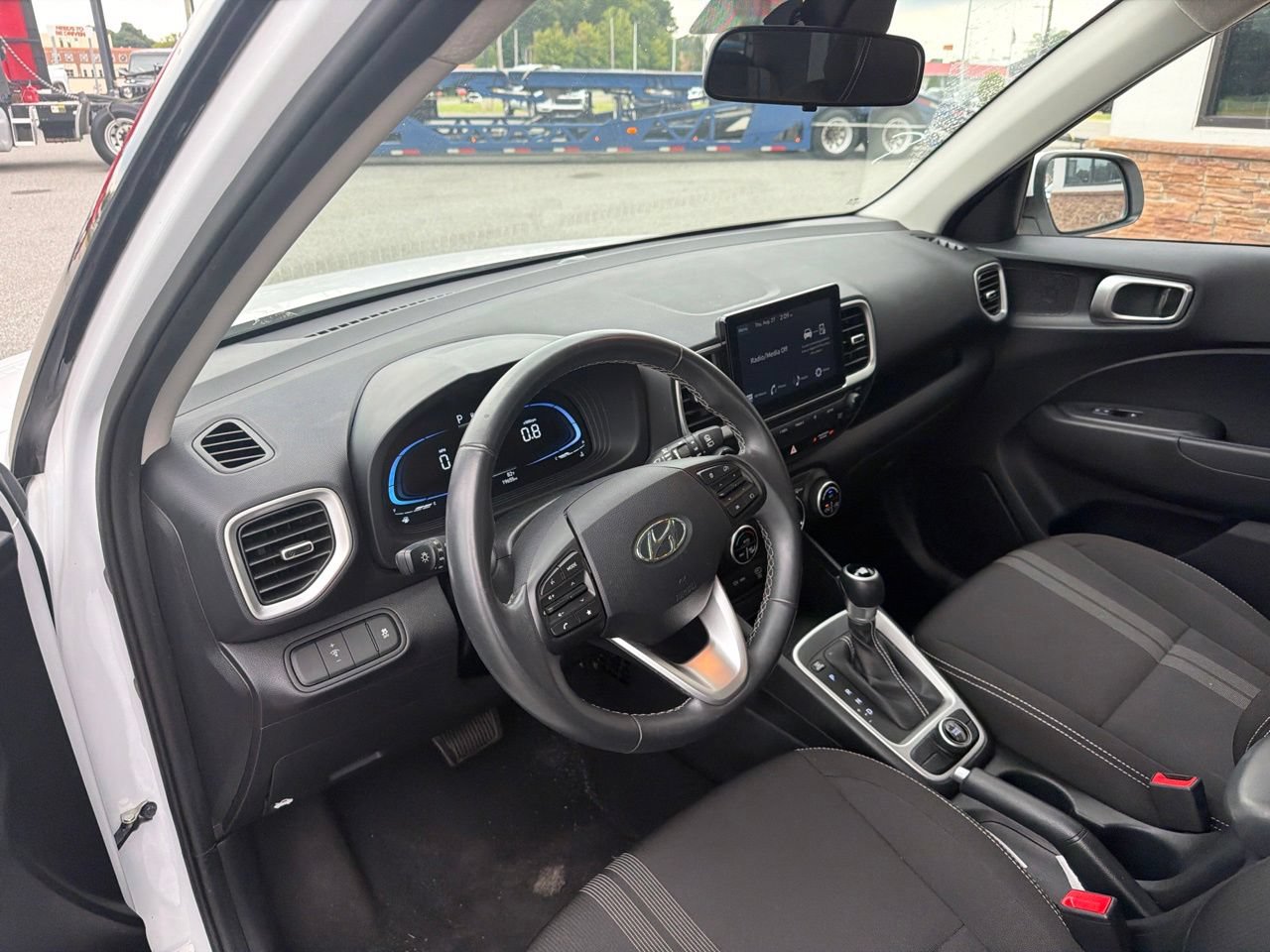 Used 2025 Hyundai Venue SEL FWD image 4