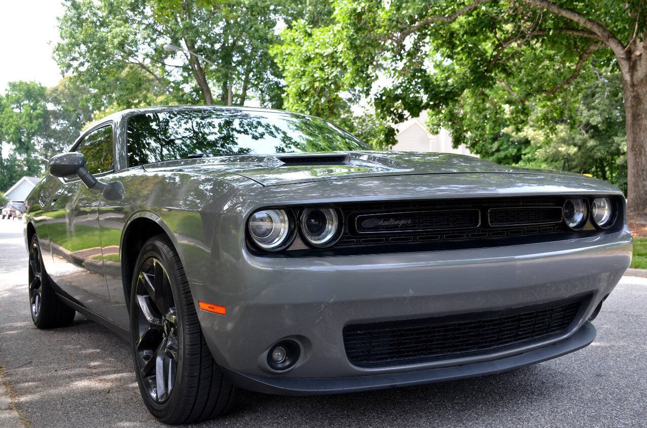Used 2019 Dodge Challenger SXT w/ Blacktop Package RWD image 4