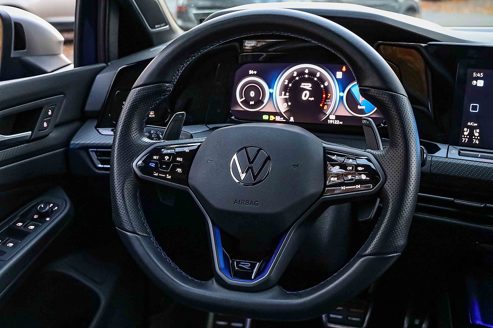 Used 2024 Volkswagen Golf R image 9