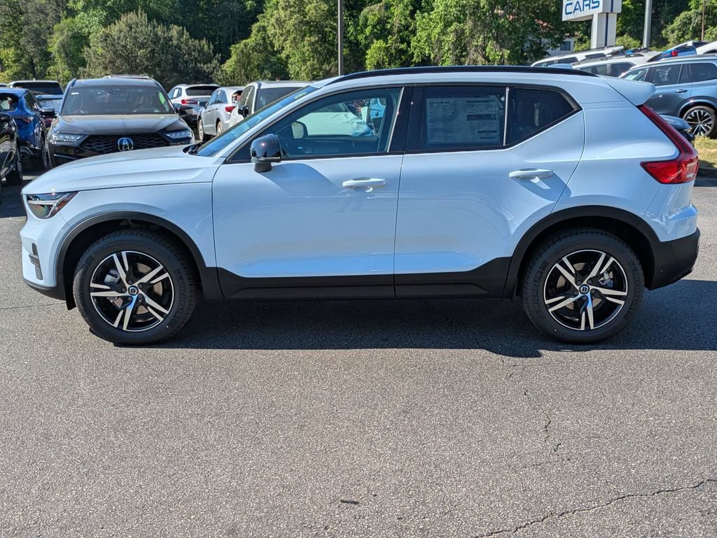 Used 2026 Volvo XC40 B5 Core AWD/4WD image 3