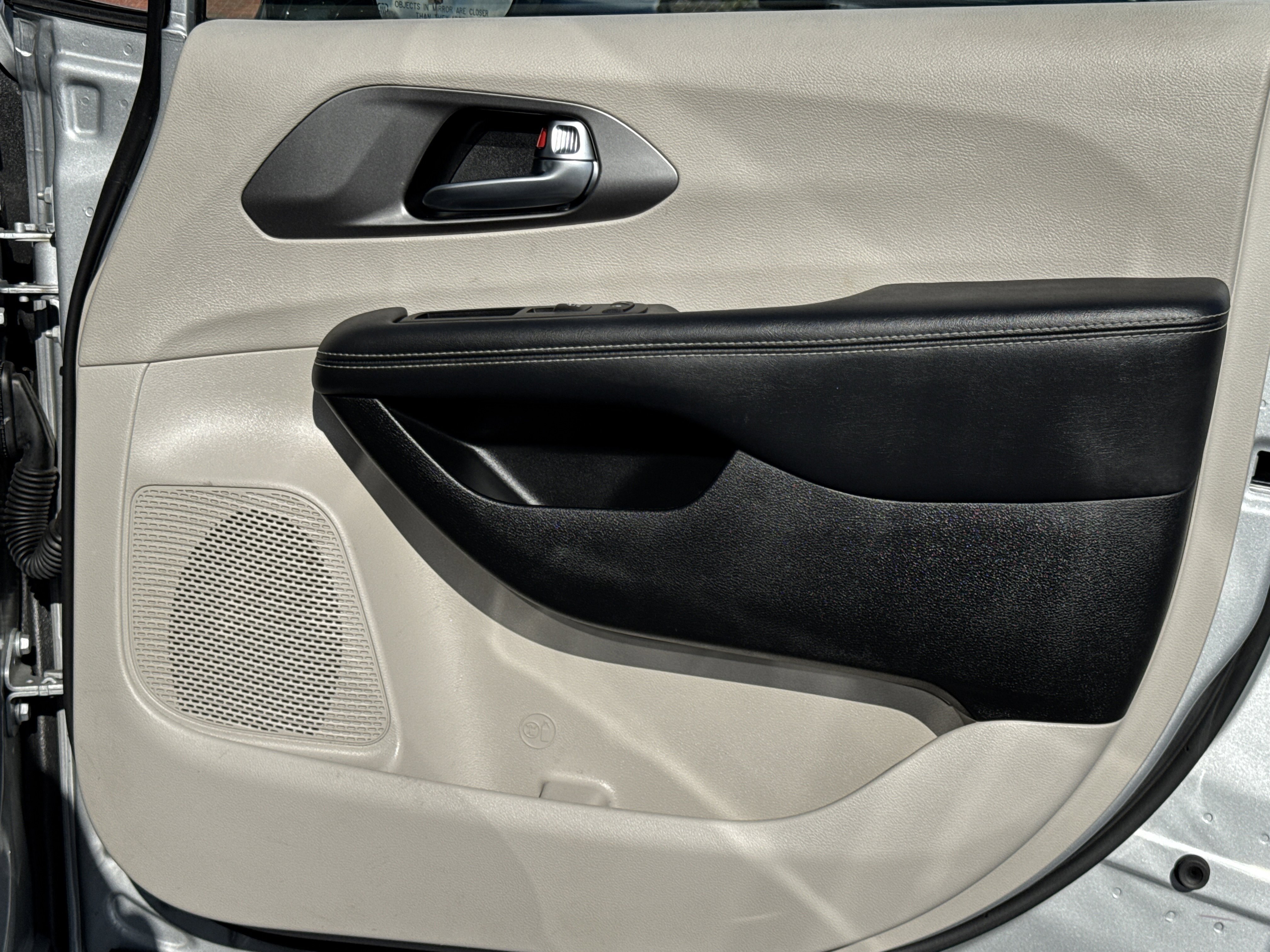 Used 2024 Chrysler Pacifica Touring-L image 15