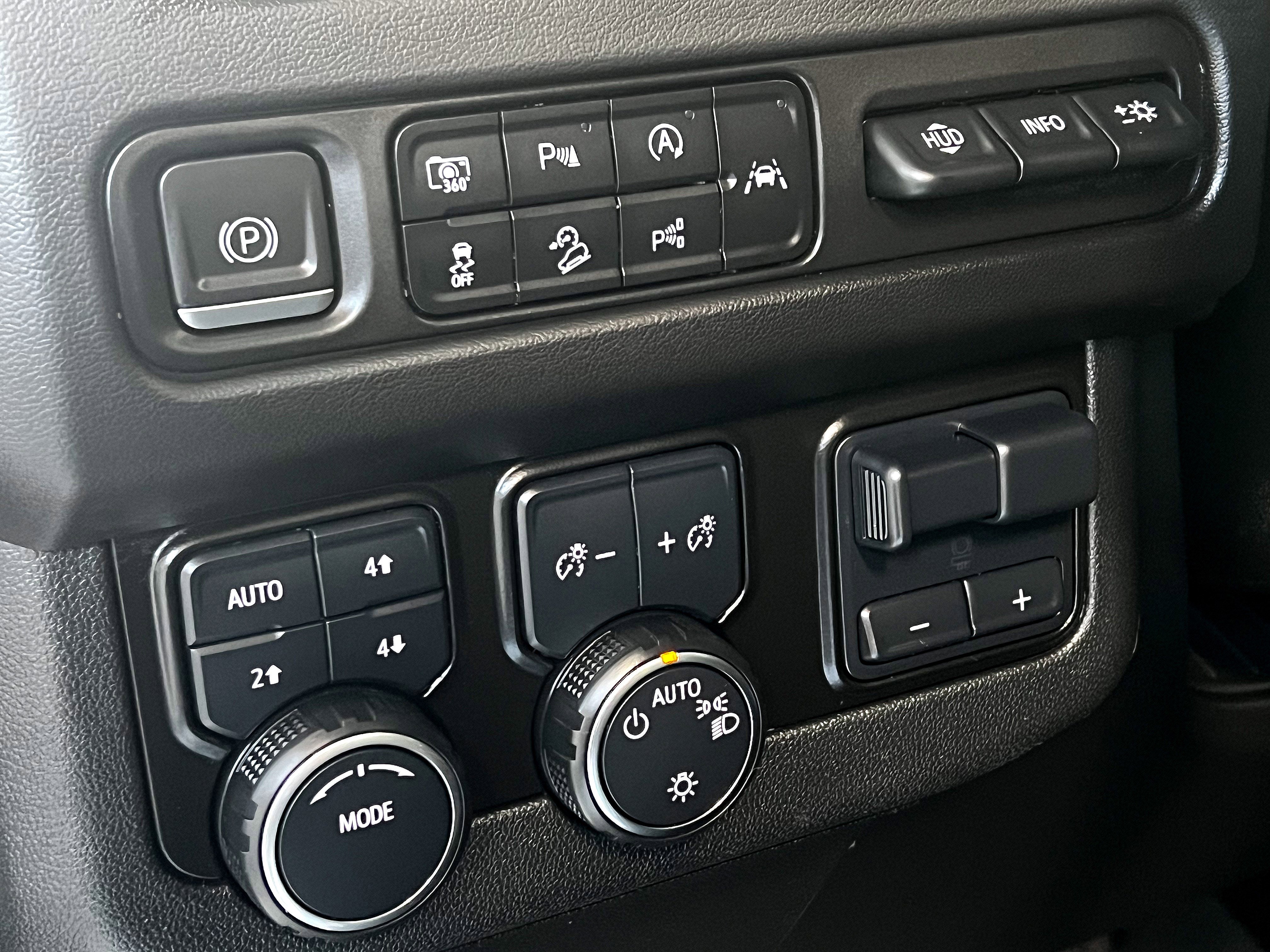 Used 2023 Chevrolet Suburban High Country w/ Advanced Technology Package AWD/4WD image 15