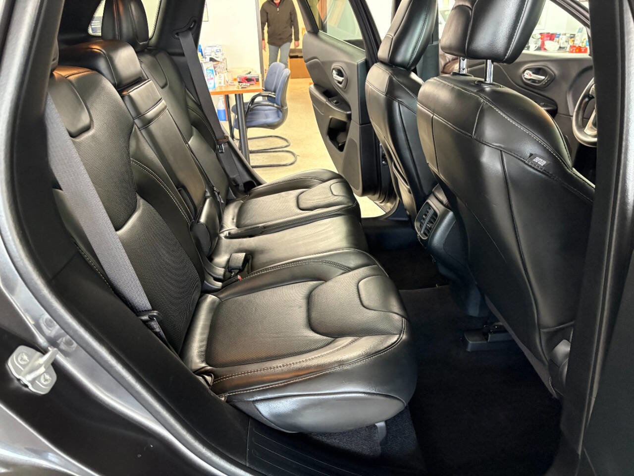 Used 2015 Jeep Cherokee Limited w/ Luxury Group image 19