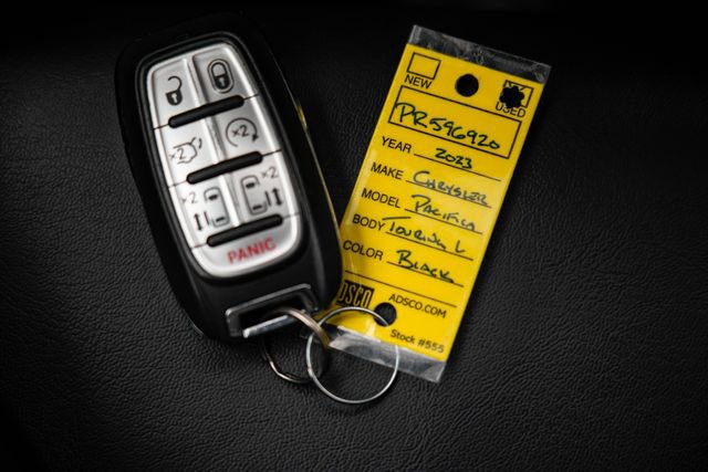 Used 2023 Chrysler Pacifica Touring-L image 35