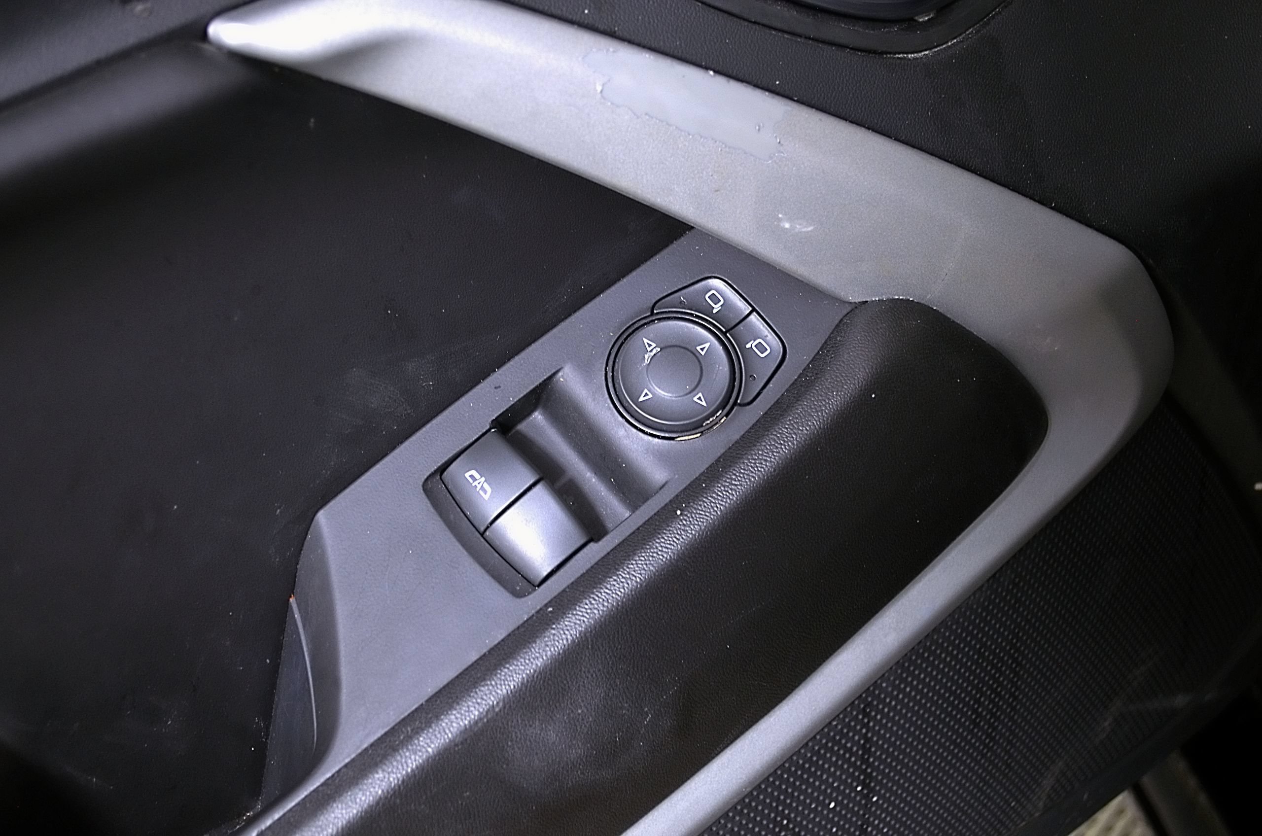 Used 2018 Chevrolet Camaro LT RWD image 15
