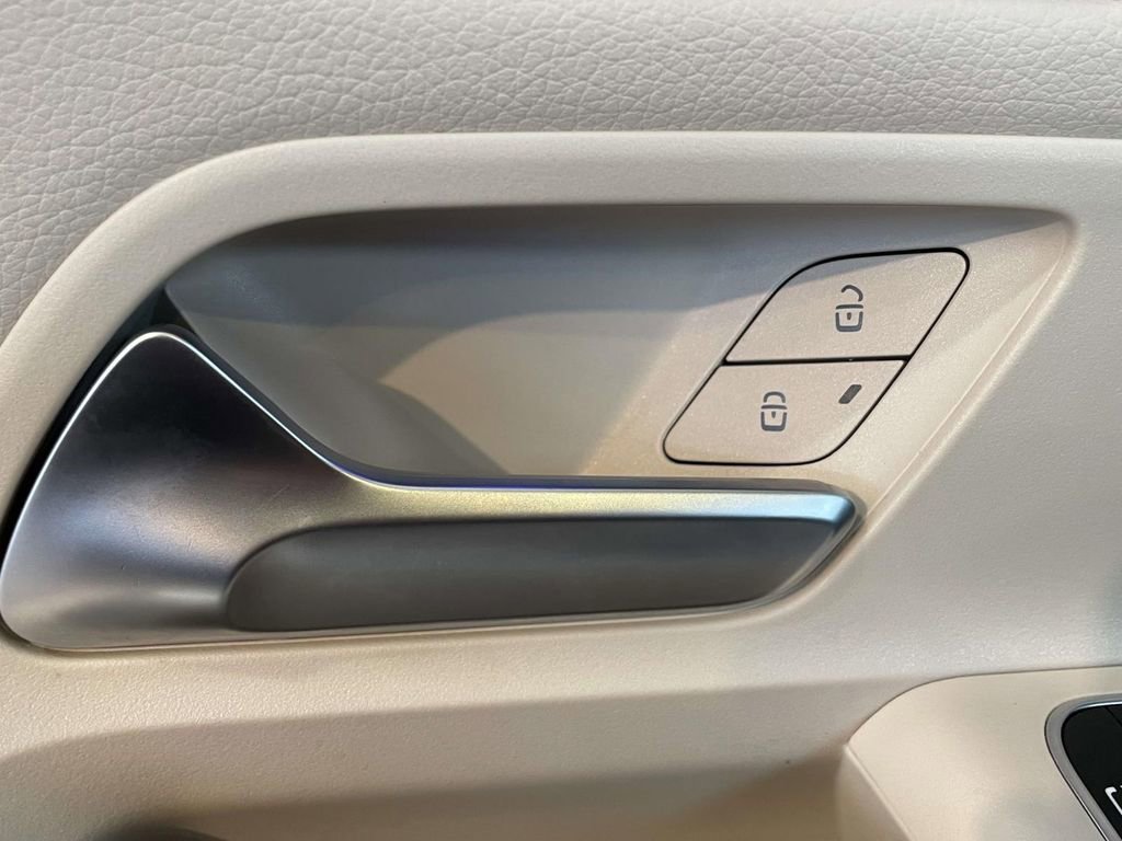 Used 2024 Mercedes-Benz GLB 250 4MATIC image 33