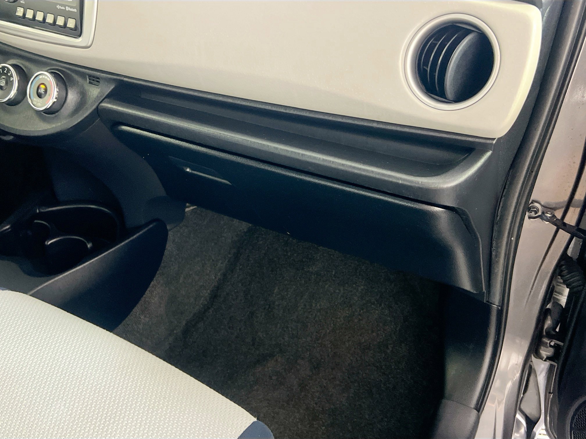 Used 2013 Toyota Yaris LE FWD image 34