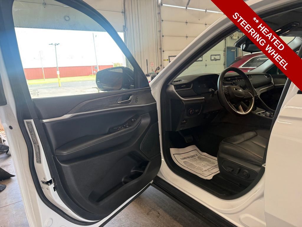 Used 2024 Jeep Grand Cherokee Limited w/ Black Appearance Package AWD/4WD image 12