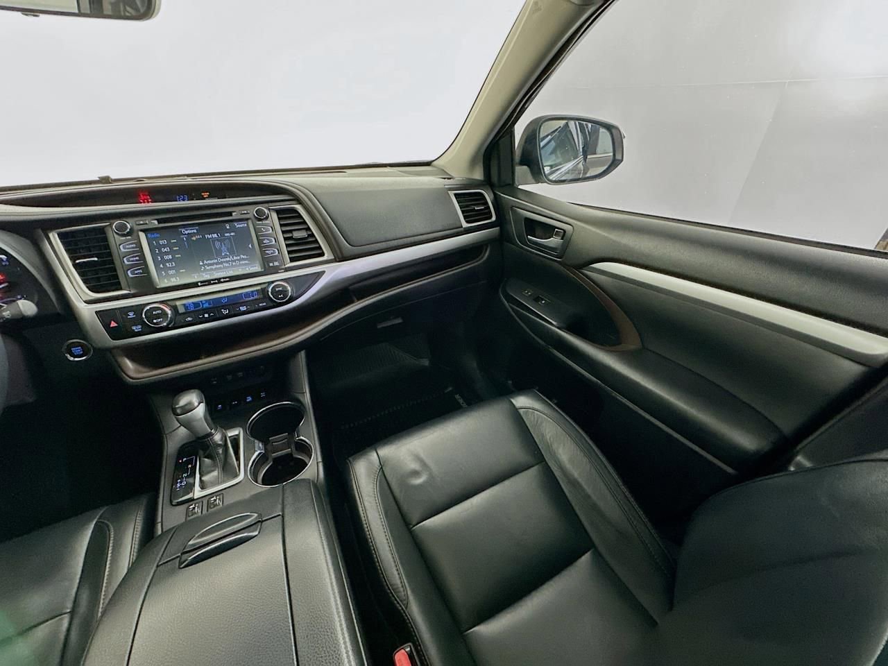 Used 2018 Toyota Highlander XLE image 12