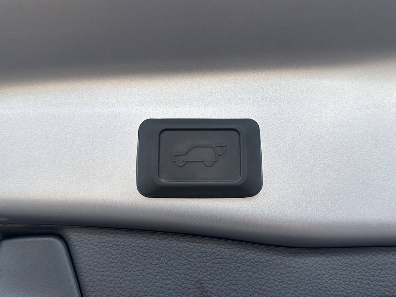 Used 2022 Toyota RAV4 SE w/ Weather & Moonroof Package AWD/4WD image 24