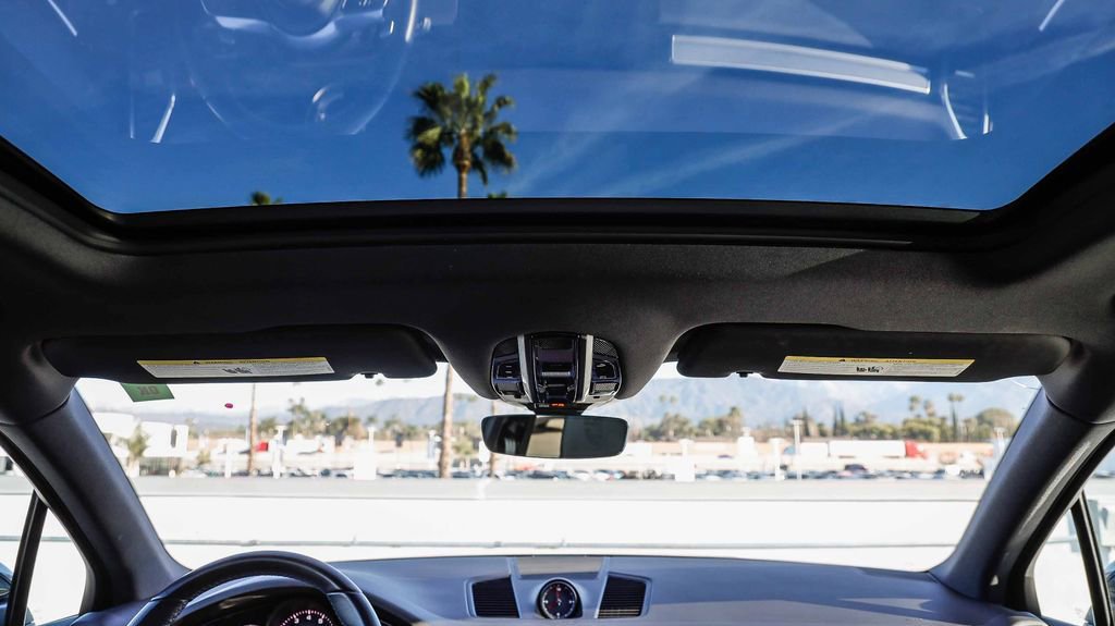 Used 2023 Porsche Cayenne Platinum Edition image 19