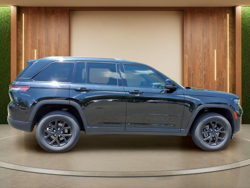 Used 2025 Jeep Grand Cherokee Altitude AWD/4WD image 35