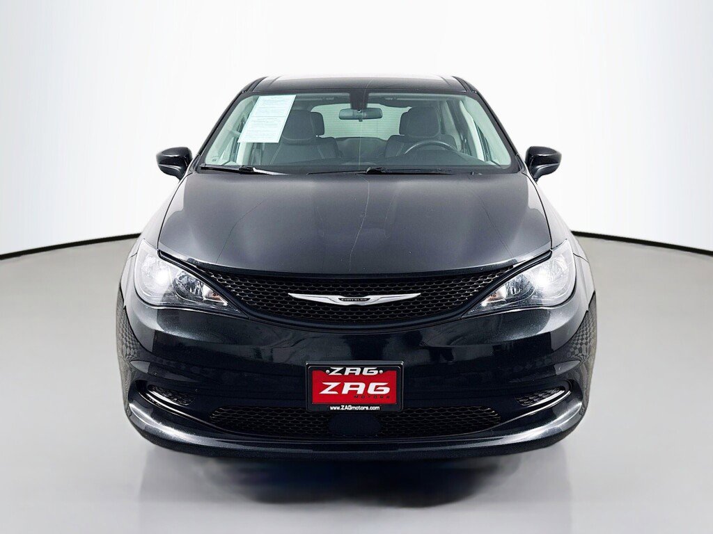 Used 2022 Chrysler Voyager LX image 8