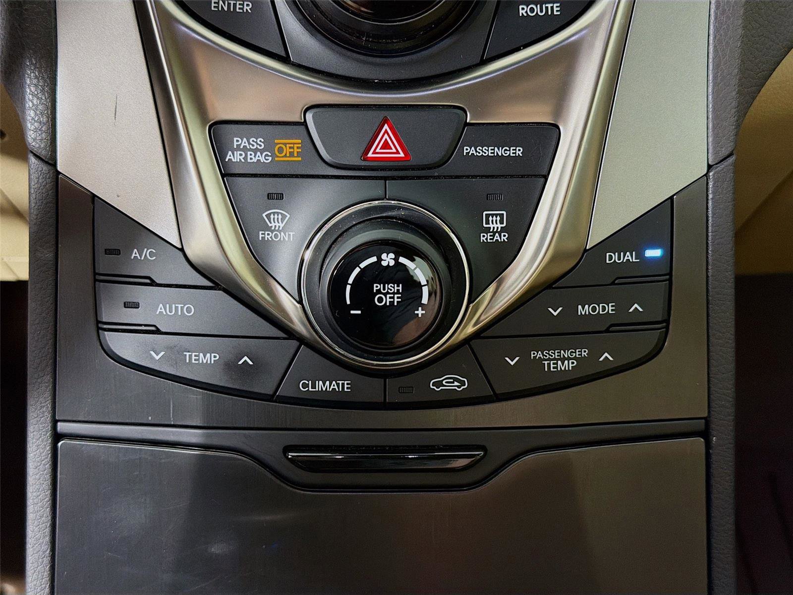 Used 2012 Hyundai Azera w/ Technology Pkg FWD image 17