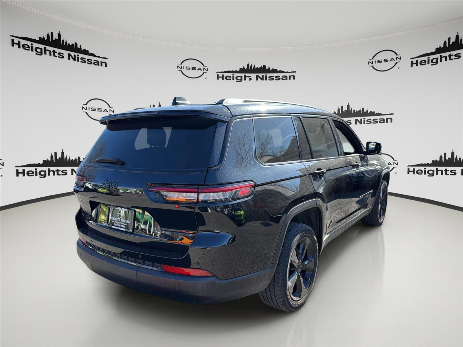 Used 2023 Jeep Grand Cherokee L Laredo image 5