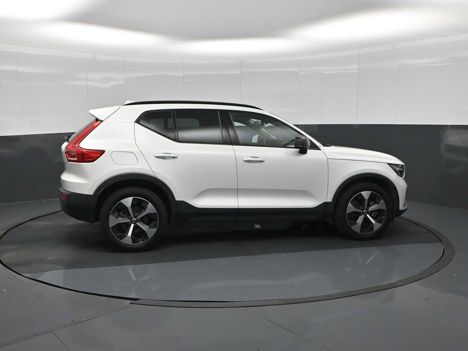 Used 2023 Volvo XC40 B4 Ultimate FWD image 9