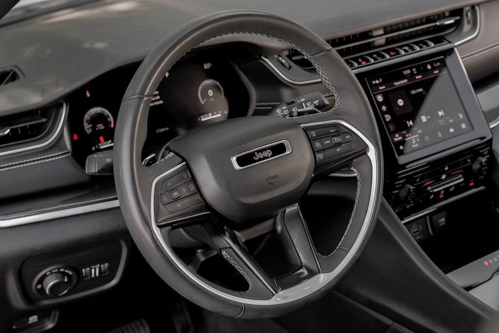 Used 2023 Jeep Grand Cherokee L Laredo image 4