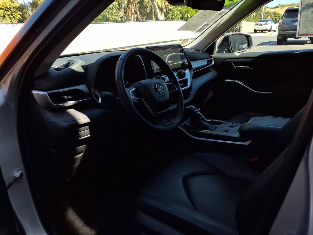 Certified 2025 Toyota Highlander XLE AWD/4WD image 16