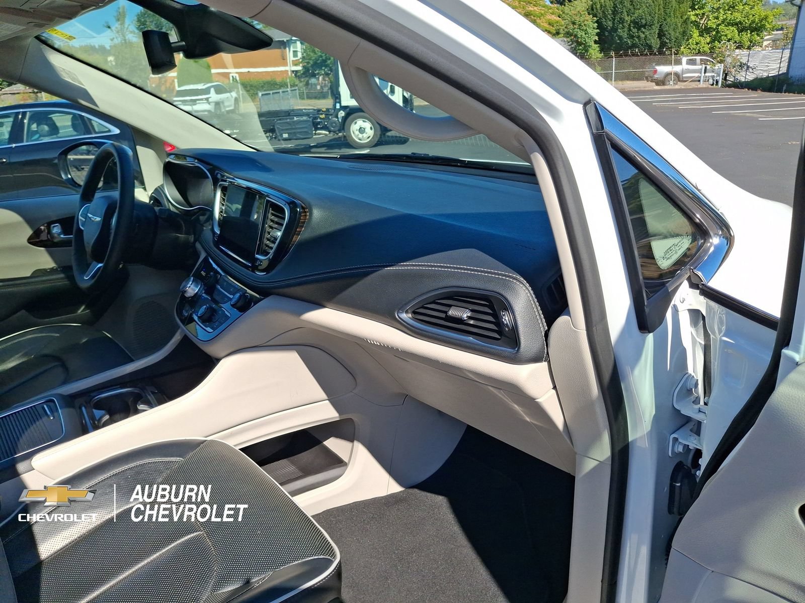 Used 2023 Chrysler Pacifica Limited FWD image 23