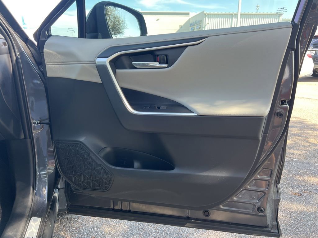 Used 2025 Toyota RAV4 Limited image 11
