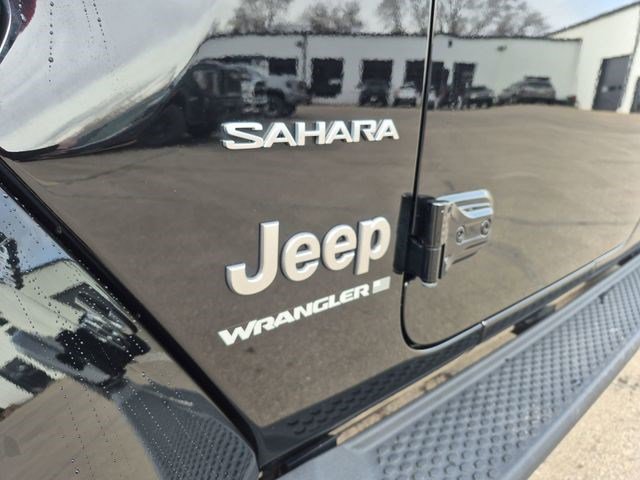 Used 2023 Jeep Wrangler Unlimited Sahara w/ Cold Weather Group AWD/4WD image 32