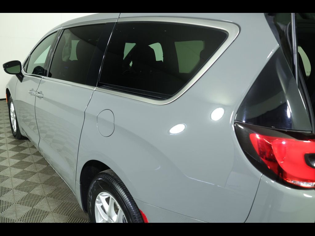 Used 2025 Chrysler Pacifica Select image 16