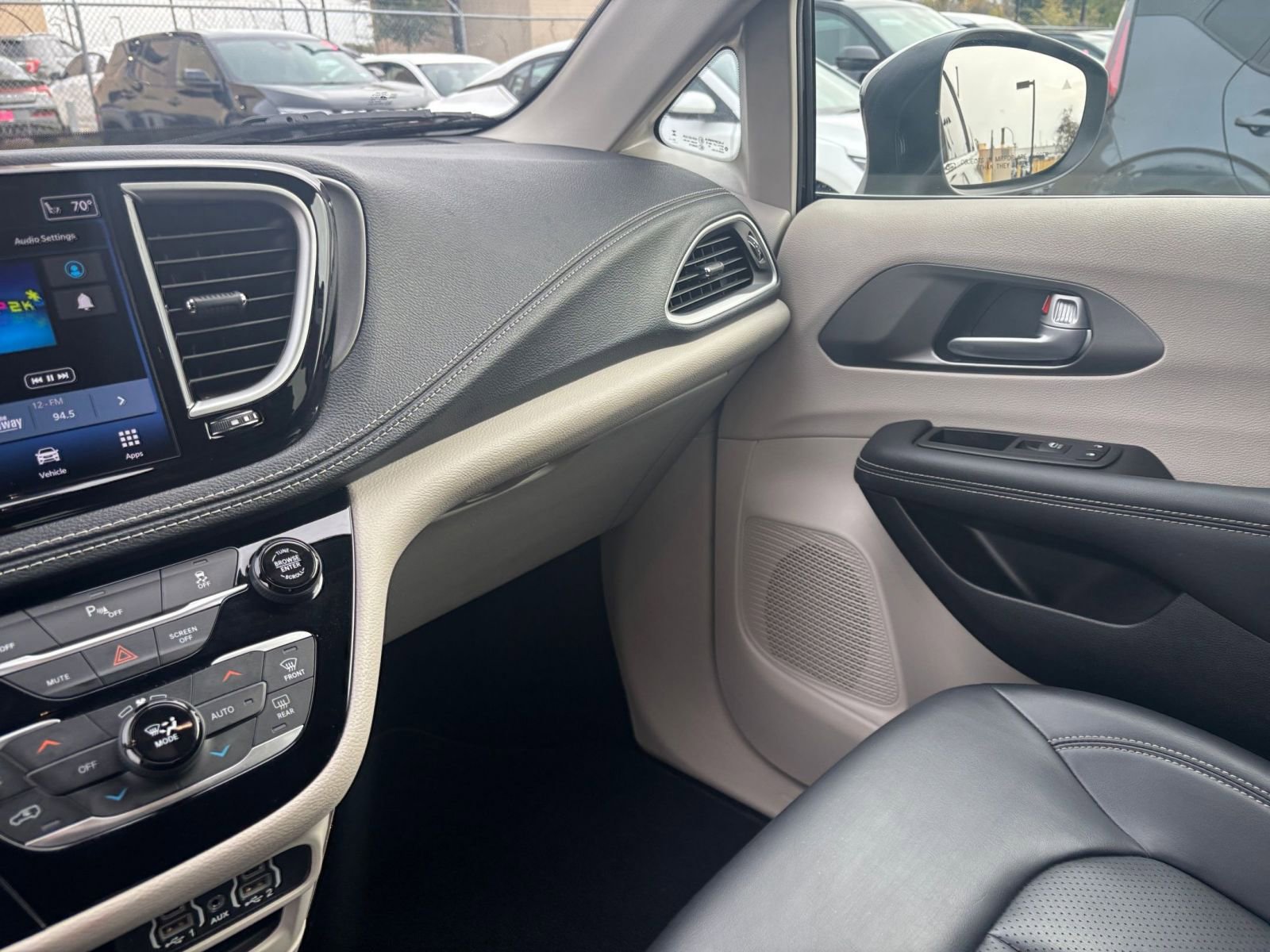 Used 2023 Chrysler Pacifica Touring-L image 36