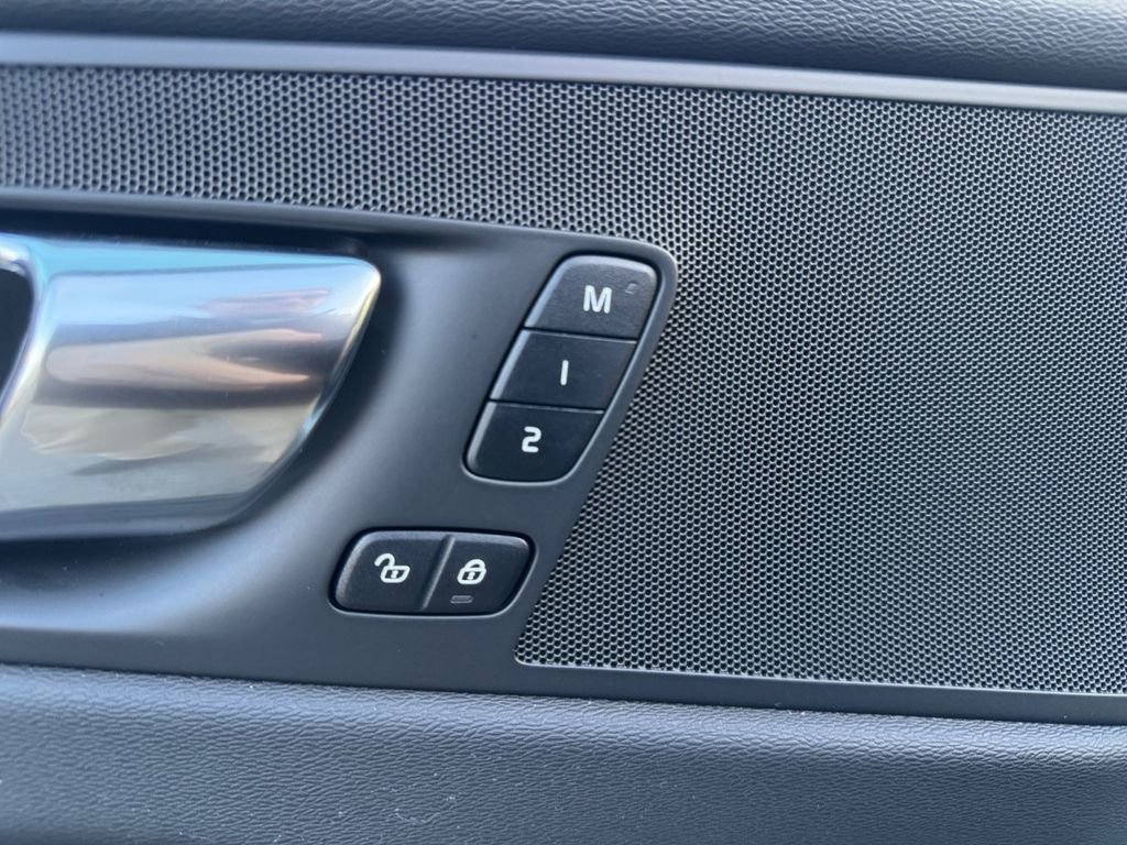 Certified 2023 Volvo XC60 B5 Core image 12