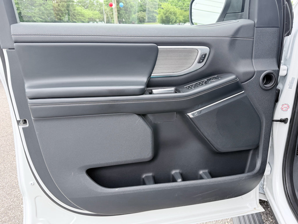 Used 2025 Ford Expedition Platinum AWD/4WD image 32