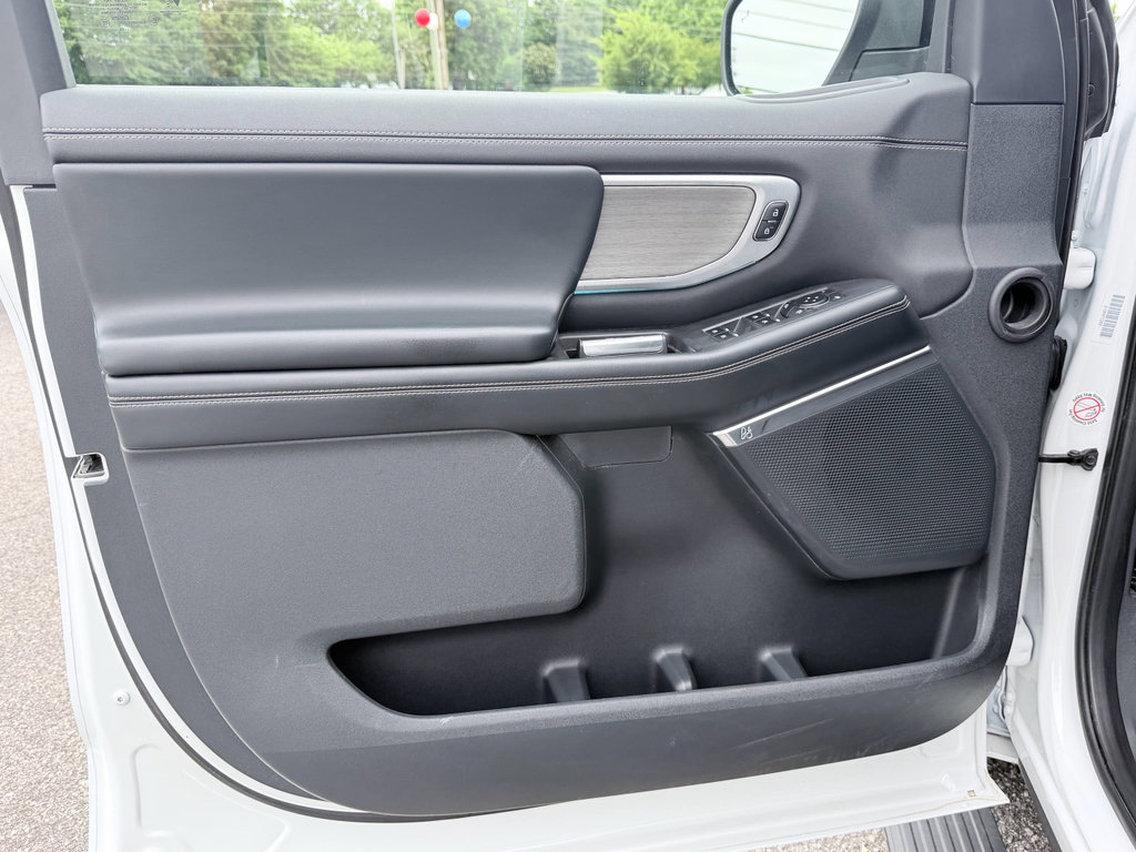 Used 2025 Ford Expedition Platinum AWD/4WD image 32