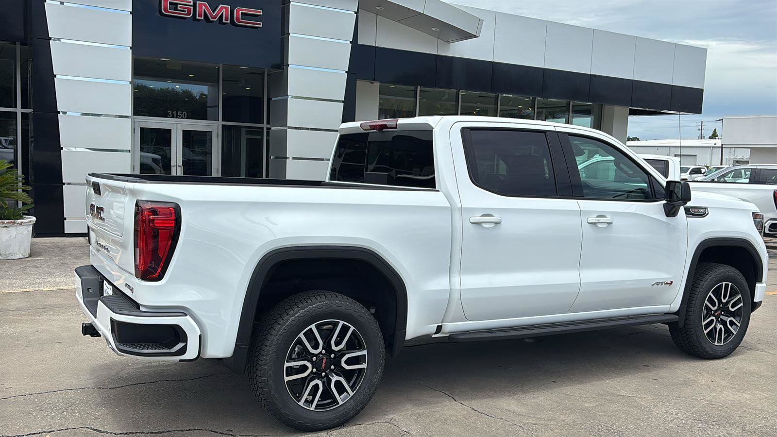 New 2026 GMC Sierra 1500 AT4 w/ AT4 Premium Package AWD/4WD image 8