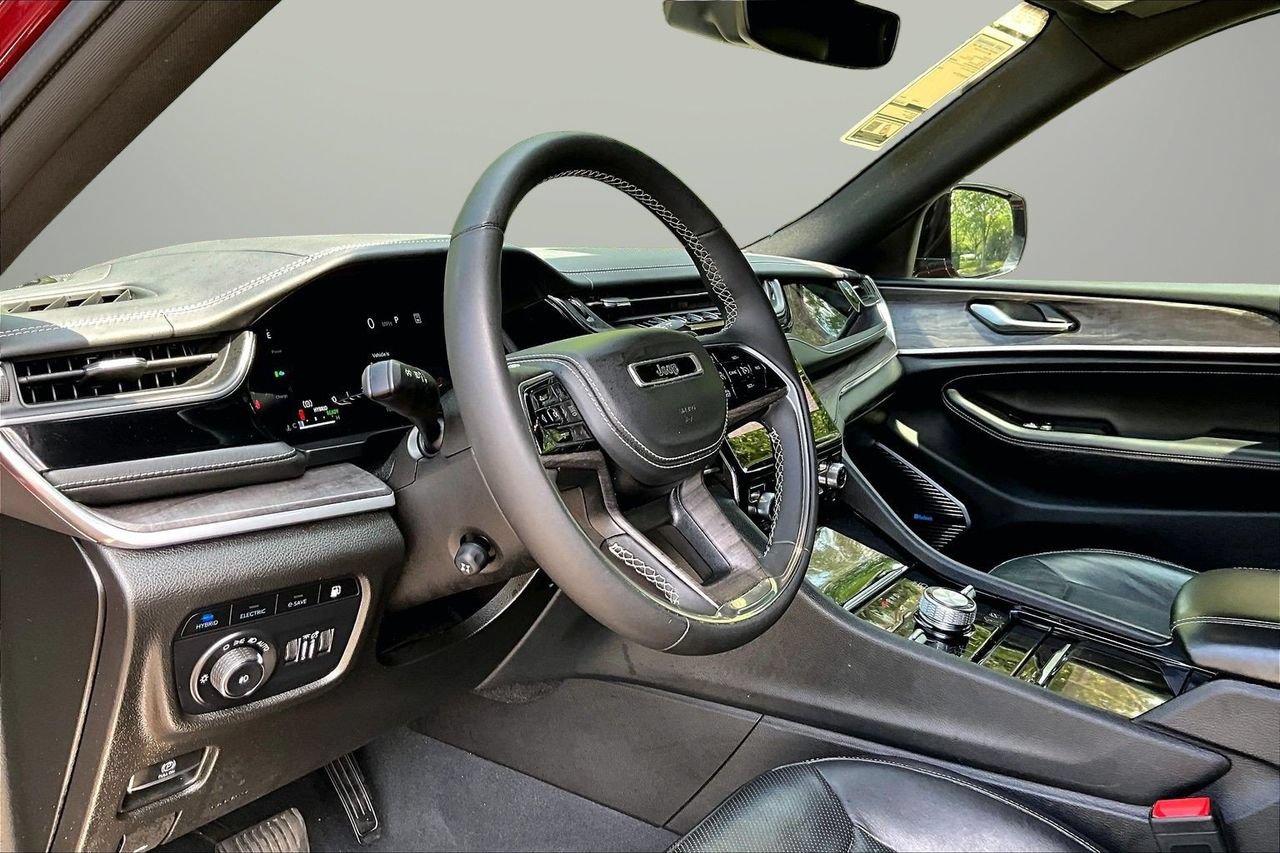 Used 2023 Jeep Grand Cherokee Overland AWD/4WD image 20