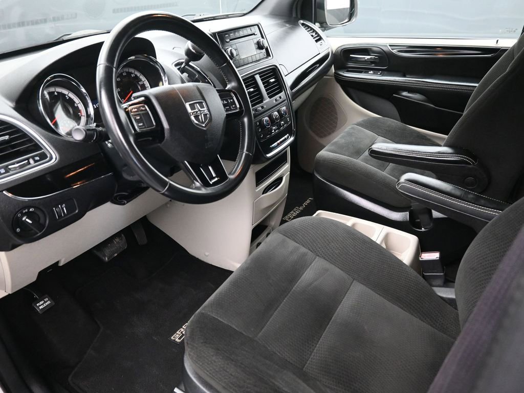 Used 2016 Dodge Grand Caravan SE image 9