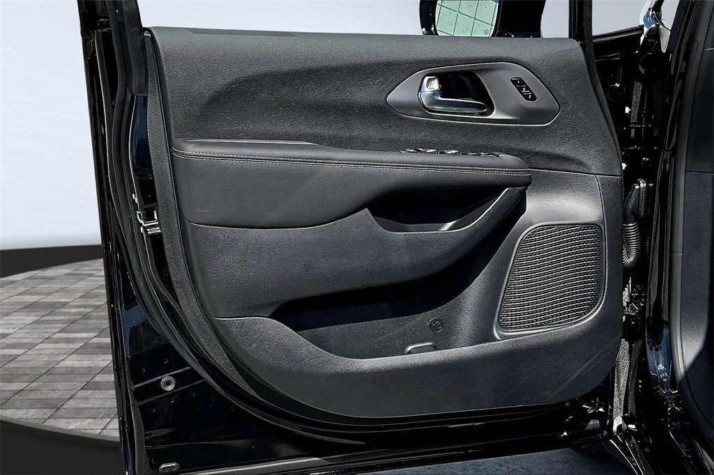 New 2026 Chrysler Pacifica Select image 30