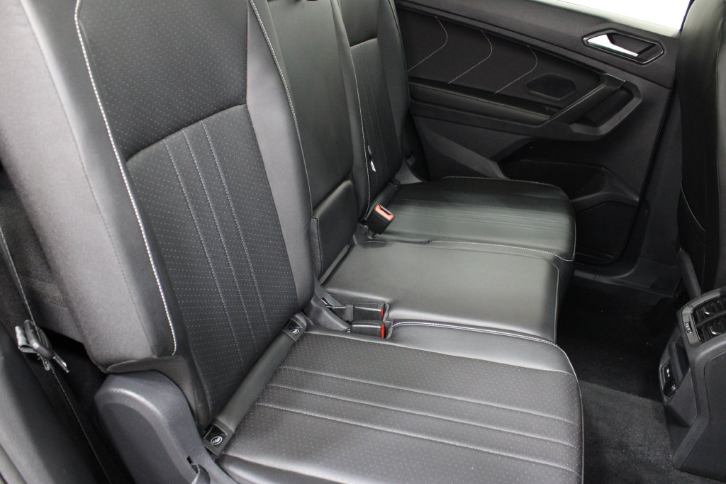 Used 2024 Volkswagen Tiguan SE w/ Panoramic Sunroof Package FWD image 19