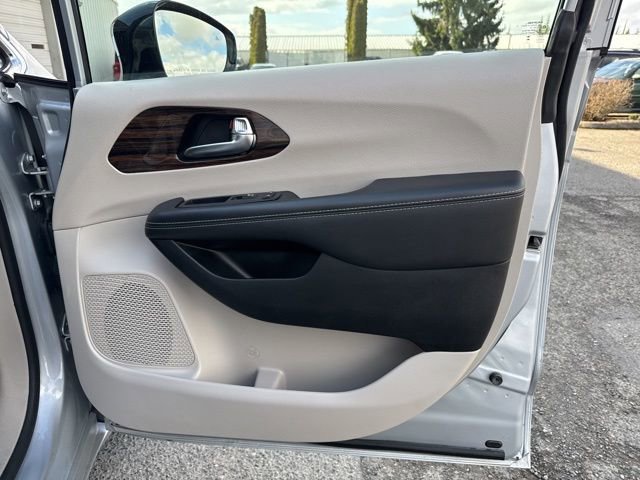 Used 2023 Chrysler Pacifica Limited image 15