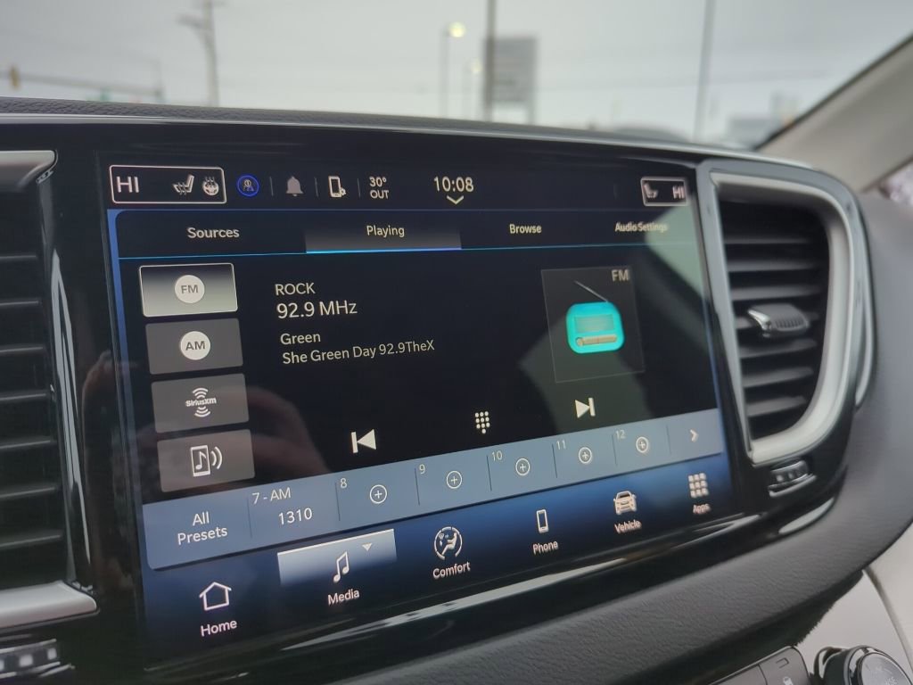 Used 2024 Chrysler Pacifica Touring-L image 16