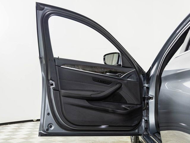 Used 2023 BMW 530i w/ Convenience Package image 5